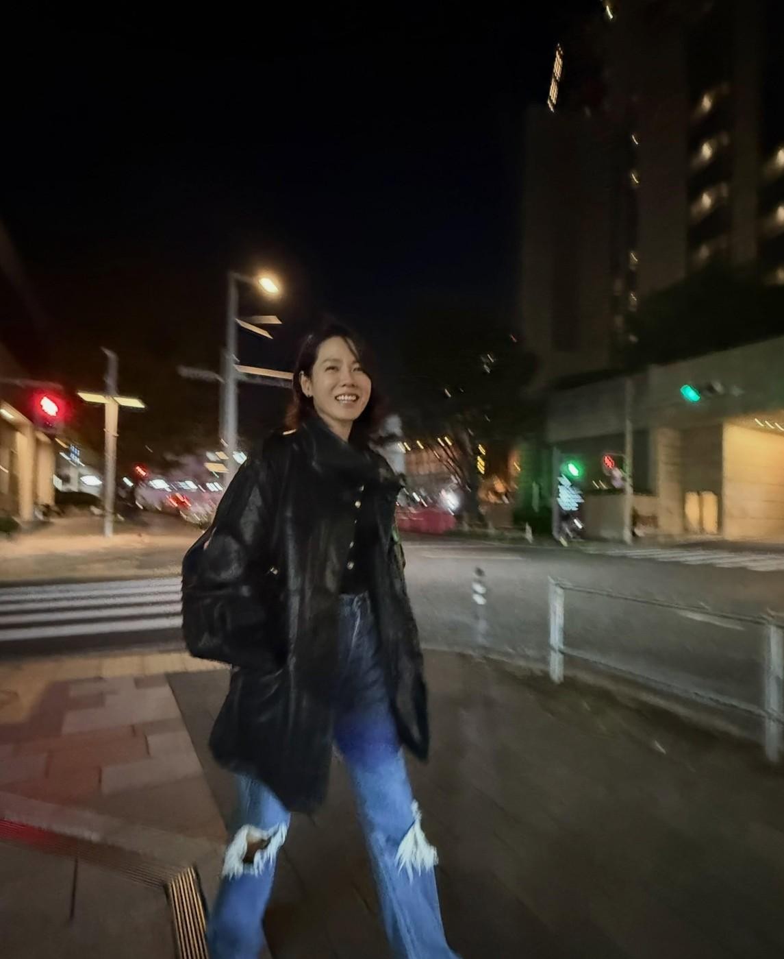 现在的女明星发张日常照恨不得连头发丝都修三遍，41岁的孙艺珍偏偏敢把最不设防的样子直接甩出来。
10月4号她在社交平台上晒了组东京夜景随拍，中短卷发、一件黑皮衣配牛仔裤，走在路边笑得眼睛都快眯成一条缝了。
没有那种精雕细琢的棚拍光，也没把自己P成毫无瑕疵的人形立牌，就像谁下班路上随手拍给闺蜜看的