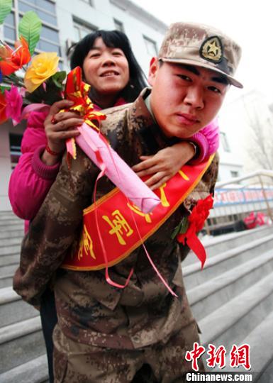 长沙一位独生女即将奔赴军营，离别时刻，母女二人眼含泪水，紧紧相拥久久不愿分开，女孩心里最牵挂的，就是家中的父母。
 
这样的画面，在今年秋季入伍的送别现场并不少见。不少家庭把家里唯一的孩子送去部队，心里有不舍，也藏着满满的骄傲。很多家长表面上尽量保持平静，不愿把难过表露出来，可眼眶泛红的状态，藏不住