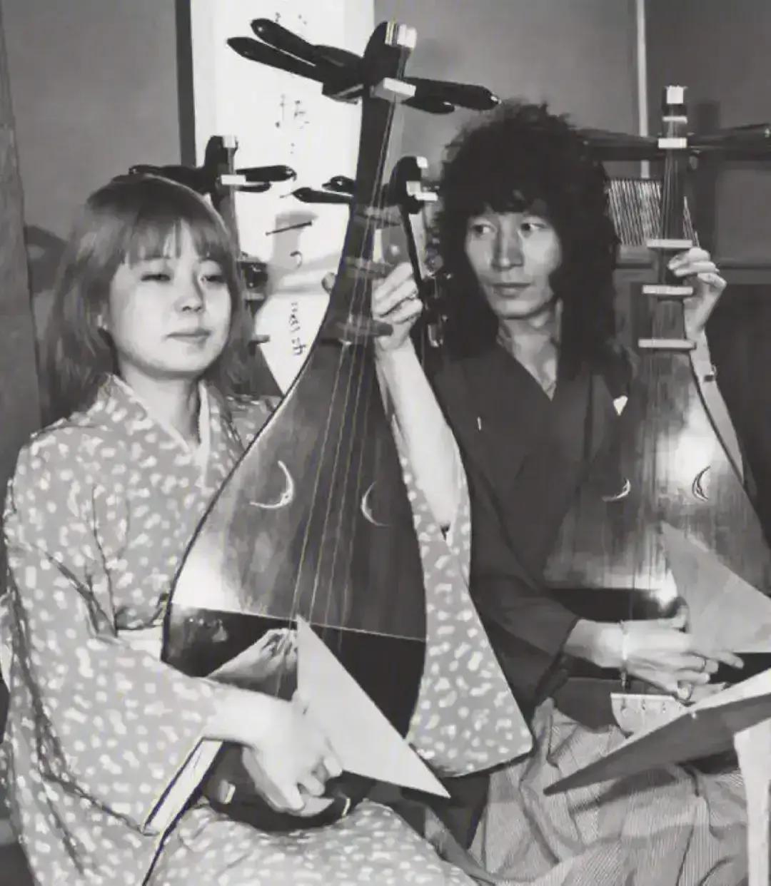 结婚45年，分居43年，丈夫家暴出轨生活靡乱，她却仍不愿离婚，直至晚年视网膜脱落甚至患癌，她终于把丈夫的人熬到了自己的身边。
 
分居后的第三年，内田裕也又惹了事。树木希林在片场接到警察电话，她对着话筒“嗯”了几声，挂断后继续补妆。助理小心翼翼地问：“需要去接内田先生吗？”她摇头：“让他待着吧。”