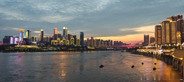 周中下班过南岸吃最爱的抄手小面一拖一 再溜达到滨江路看夕阳看云彩看江看...