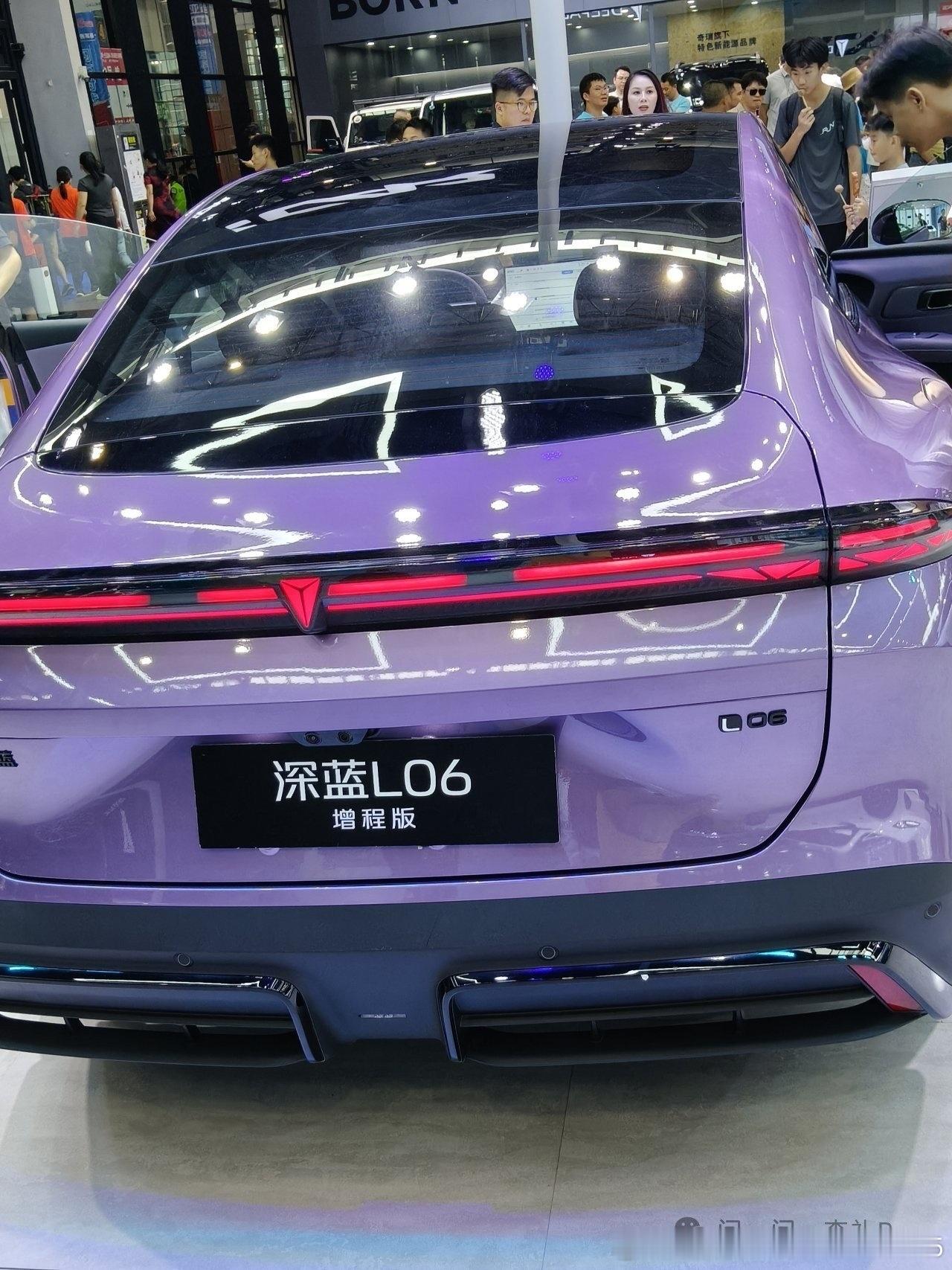 作为L06车主，开了一段时间，说实话，最大的感受就是两个字：踏实。上周末去采购，买了一个挺占地方的落地灯，还有几大盆绿植和一些零碎的家居用品。本来我都做好后排塞不下的准备了，结果把后排座椅一放倒，L06的装载能力出乎意料地给力，居然全部轻松吞下，连副驾都没用上。旁边帮忙搬货的大哥看了一 ​