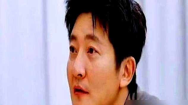 当着全国观众的面直呼“何炅”，弹幕瞬间炸了，字幕组连名字都没敢接。

网友键盘都掏出来了准备开骂，郭京飞直接交底：俩人私下在他家聊到半夜，还当场聊哭过。

真熟到这份上，礼貌就是给外人看的，放肆才是留给兄弟的。

镜头里的郭京飞最近瘦脱相了，硬生生戒酒戒出来的。带着这股狠劲，他的新剧《青青草》马上就