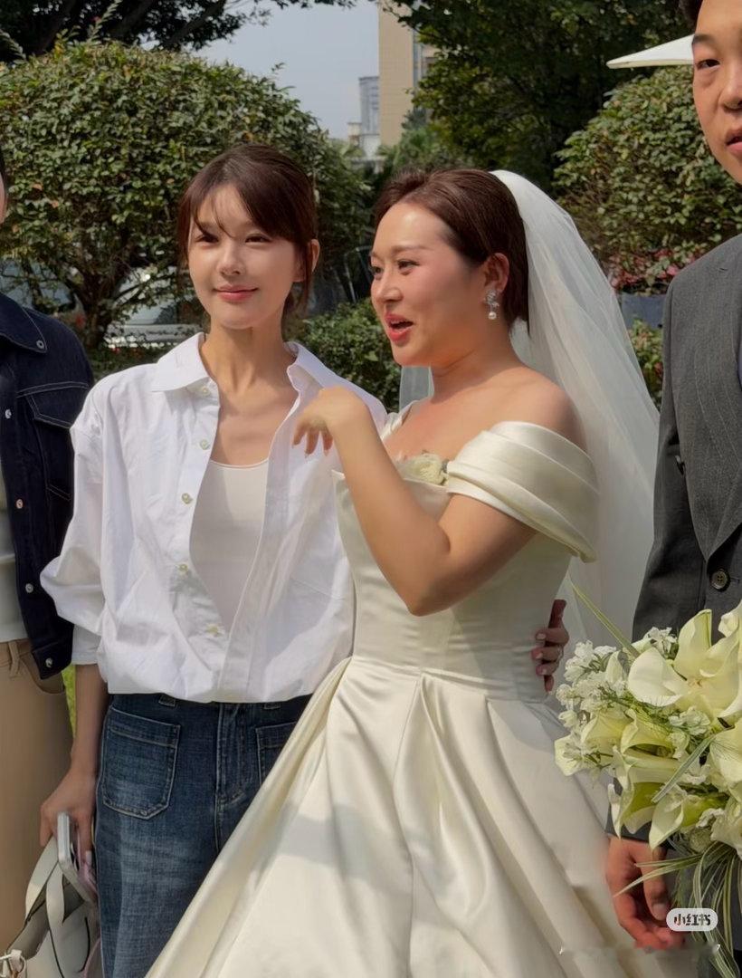 赵露思参加素人婚礼，穿着低调、合适、体面、干净又带有一丝时尚，不是那种随便找一件低调的衣服穿，是「精心打扮的低调」。

🩵 这种就特别女剪，
因为女剪会精心使自己像石头女。
（布女会精心使自己像剪女，石女会精心使自己像布女）

发型、妆容都特别合适，很亲切，把自己的「偶像包袱」、「被 ​