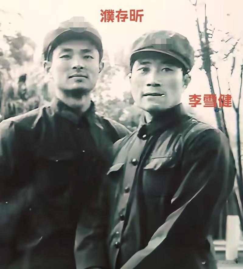 年轻时的濮存昕与李雪健，相隔多年今昔对比。
两位老艺术家，从少年战友，到一生的同行者，几十年光阴，从青涩军装少年，变成受人敬重的老戏骨，见证了中国影视话剧的时代变迁，你喜欢哪位？