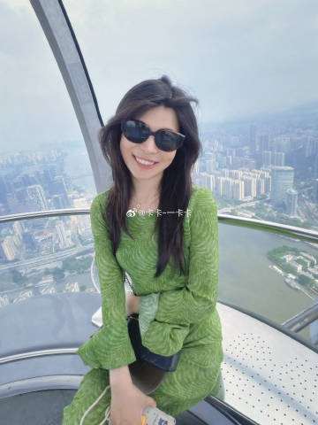 广州塔上去了<br />嘻嘻<br />今天不该穿绿色的<br />跌...