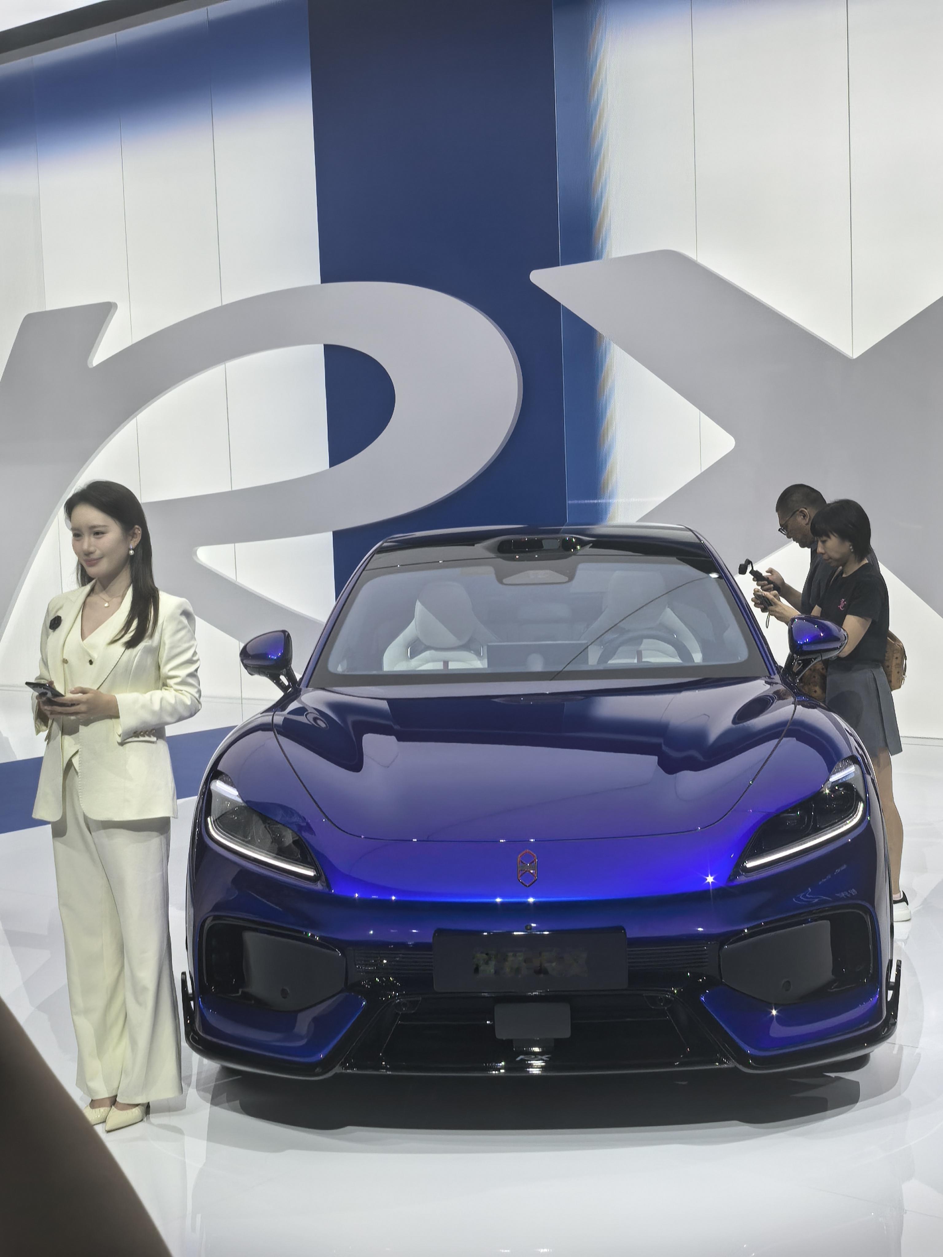 智界RX开启预售：29.98万起
智界RX开启预售，共光路激光雷达版29.98万元起，L3架构版35.98万元起。新车标配L3级自动驾驶架构与896线激光雷达，底盘采用华为途灵平台并配双腔空悬。四驱版功率437kW，CLTC续航852km，车身扭转刚度超50000N·m/deg，首发电芯黑匣子技术。
