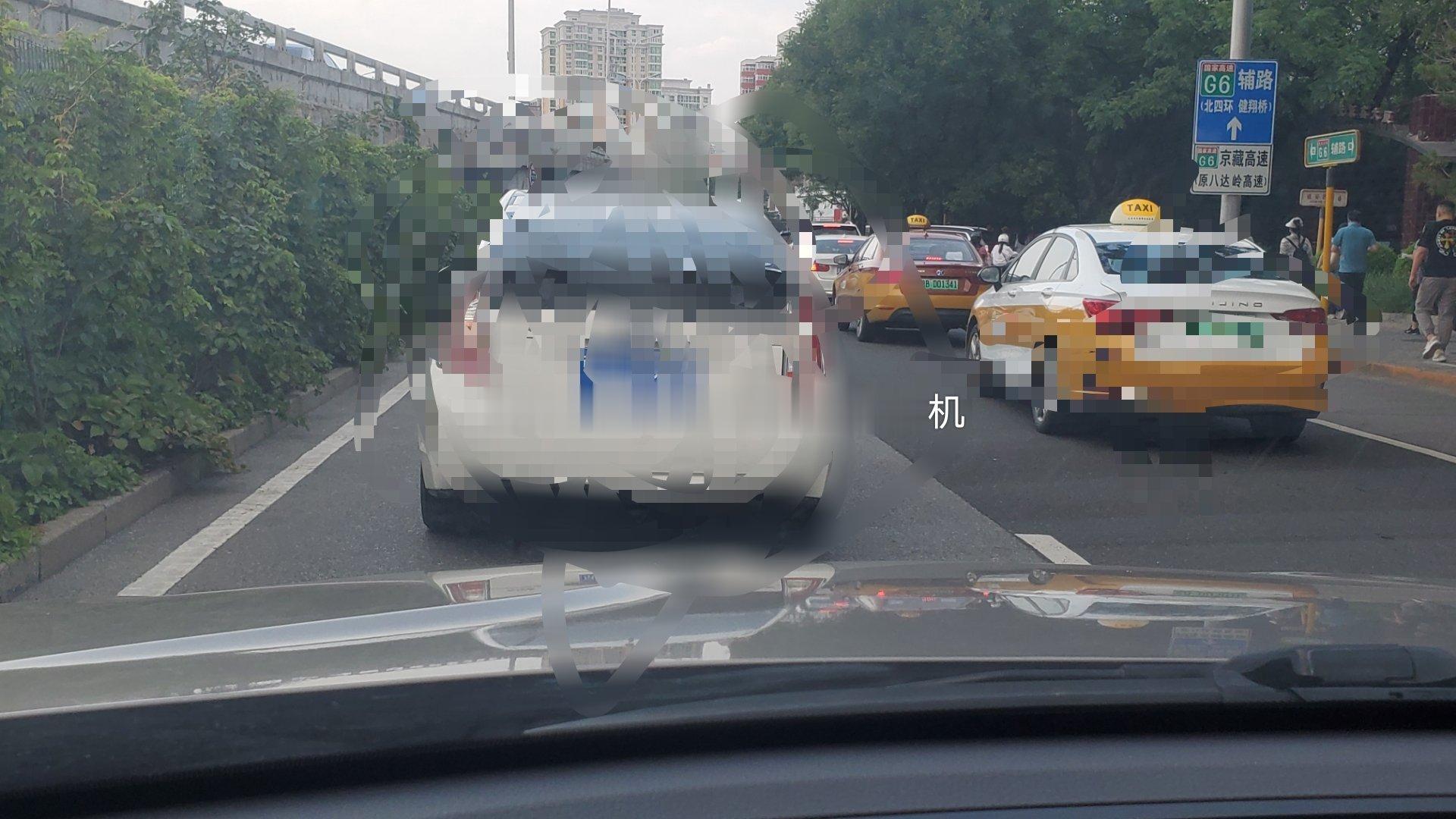 在北京的特斯拉毛豆y这车型确实有些说法，图片和主题无关随便找的，这车型在特斯拉全系素质最低，转弯不让直行，突然龟速，走公交车道，实线并线比比皆是，每次都有他，和几万的网约车车型坐一桌[吃瓜][吃瓜][吃瓜] ​