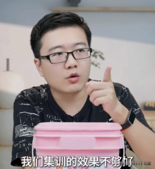 王楚钦为什么退出澳门冠军赛？莱维说：很可能是因为王楚钦封训效果不好！

还有就是舆论的压力，
还有除了石头，其他人没有大赛经验，
还有在日本举办
......
几个因素叠加后，
这次亚运会，
国乒压力会非常大，
男线需要更多的时间准备,
才能把男单、男双、男团打磨好。

问题来了！
王楚钦为啥封训效