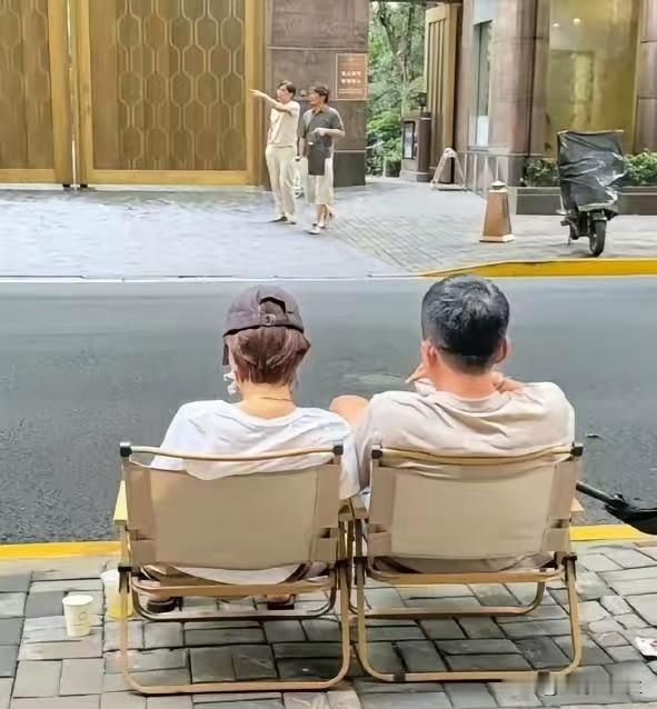 马伊琍有新情况？网友在上海街头喝咖啡，偶遇她跟一男士并肩坐在路边，松弛感直接拉满。五十岁的人了，知天命的年纪，还能这么自在地跟人坐马路牙子边喝咖啡，是真活明白了。是不是男友，其实没那么重要，她开心就好。这一刻，她不是谁的妈，不是谁的前妻，就是马伊琍自己。人到中年，能卸下标签，舒舒服服做自己，比啥都金
