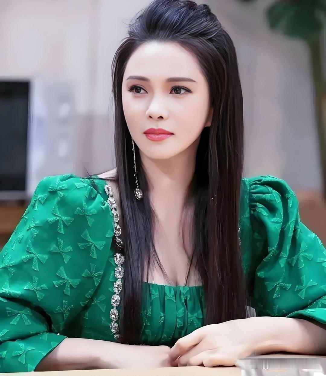 伊能静终于坦言承认了，自己和秦昊的婚姻已发生变化，在采访中她明确表示：“我们没有离婚，只是现在各自过自己的生活。都说伊能静运气好，遇到的前任和现任都很好，我却觉得是她的智慧，才能将男人管教成好男人。结婚十年，仍如最初整天黏在一起，多半是不现实的，伊能静与秦昊这种松散式相处模式，安 ​