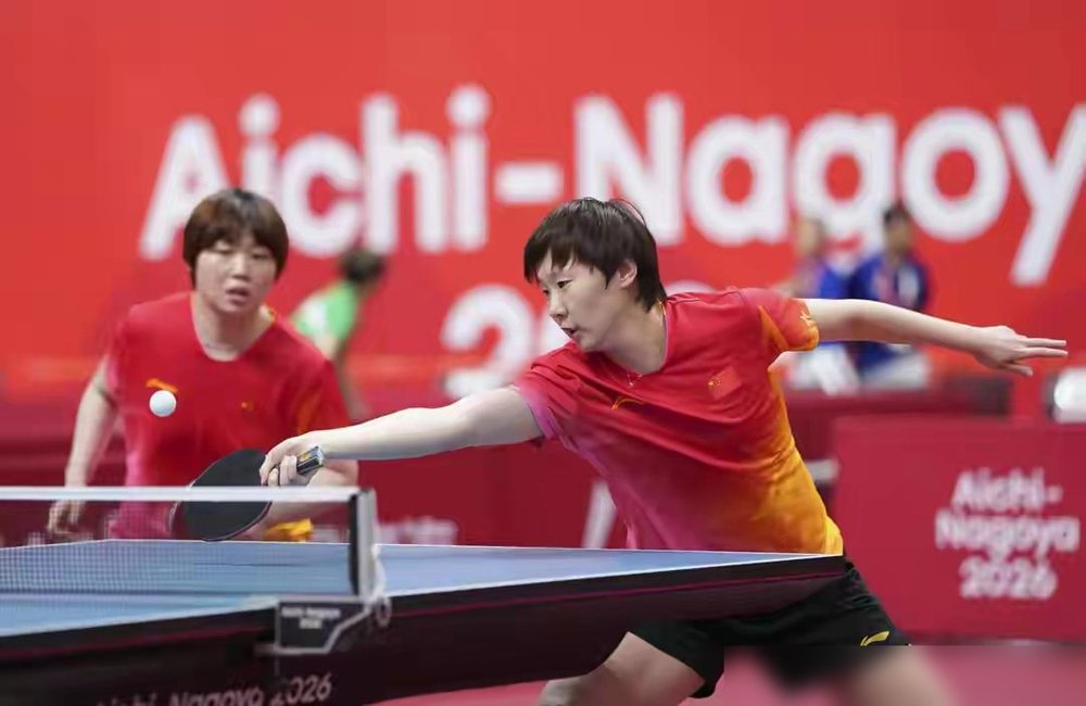 3-0，两局打到12分往上，这球赢得不轻松。
王曼昱搭档蒯曼，淘汰了刘杨子和万远。光看大比分是横扫，细看小分，后两局一个12-10，一个14-12，全是刀尖上滚过来的。
再看她单打，前面两轮一个3-0，一个3-1，对手不算强，但王曼昱自己说了实话：机会球把握不好，有无谓失误，特殊打法调节慢了半拍