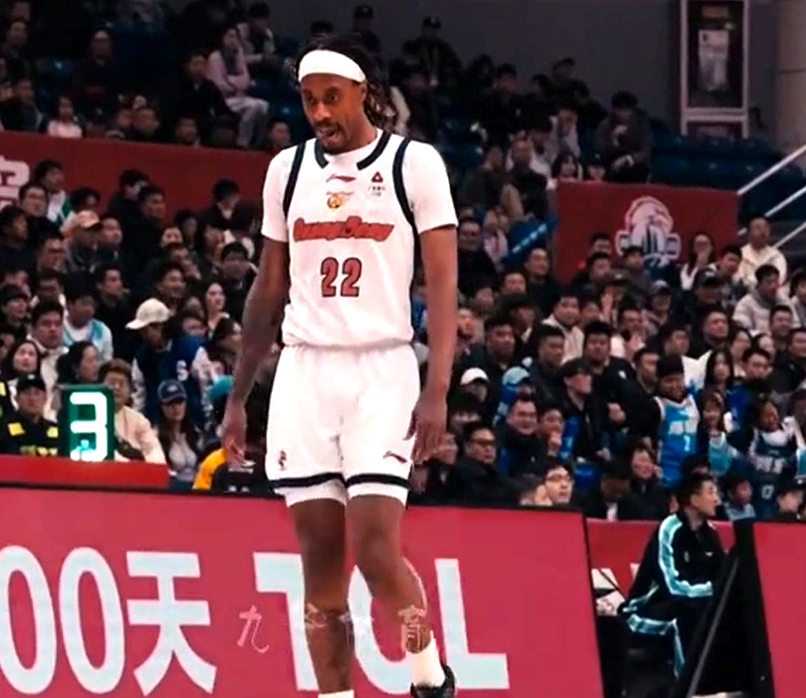 广东队今天刷了三条信息，先来最刺眼的：杜锋又进了最佳教练候选，争议声不...