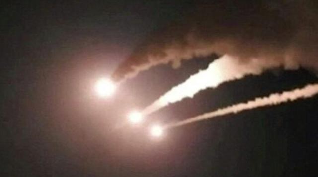 在9月1日的夜间空袭行动中，美军直接攻击了两艘伊朗油轮，据悉这是美军首度因伊朗攻击霍尔木兹海峡船只而直接报复性攻击伊朗油轮，过去美军往往都是打击伊朗在海峡沿岸的军事目标。
美军首次打击伊朗油轮，霍尔木兹海峡博弈正在改变

这背后的意义，比击中两艘油轮本身更值得关注。过去多年，美伊之间虽然不断发生摩擦