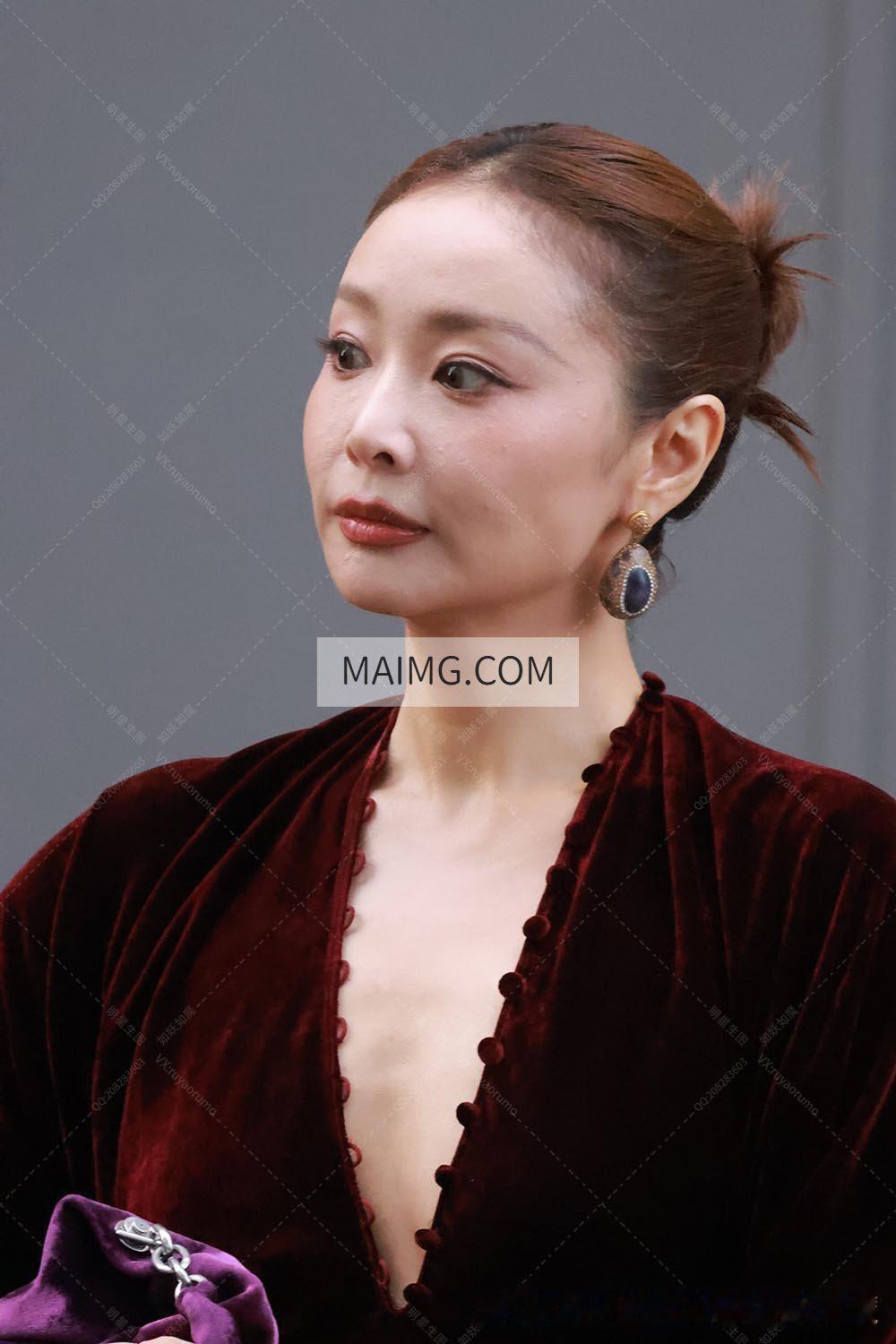高叶酒红色丝绒深 V 礼服，衣身手工绒球细节，搭配巨型宝石垂坠耳饰。
利落盘发衬出舒展的面部线条，丝绒自带温润哑光质感，从容优雅，气场稳稳拿捏。
#高叶# ​