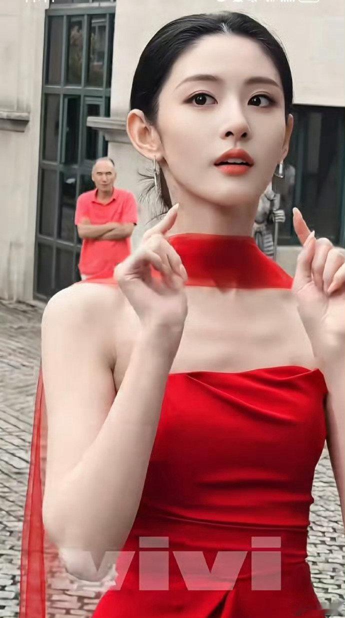 赵晴红裙出妆 赵晴的美商提高了很多啊 和以前感觉气质和妆造上变化很大呢 ​