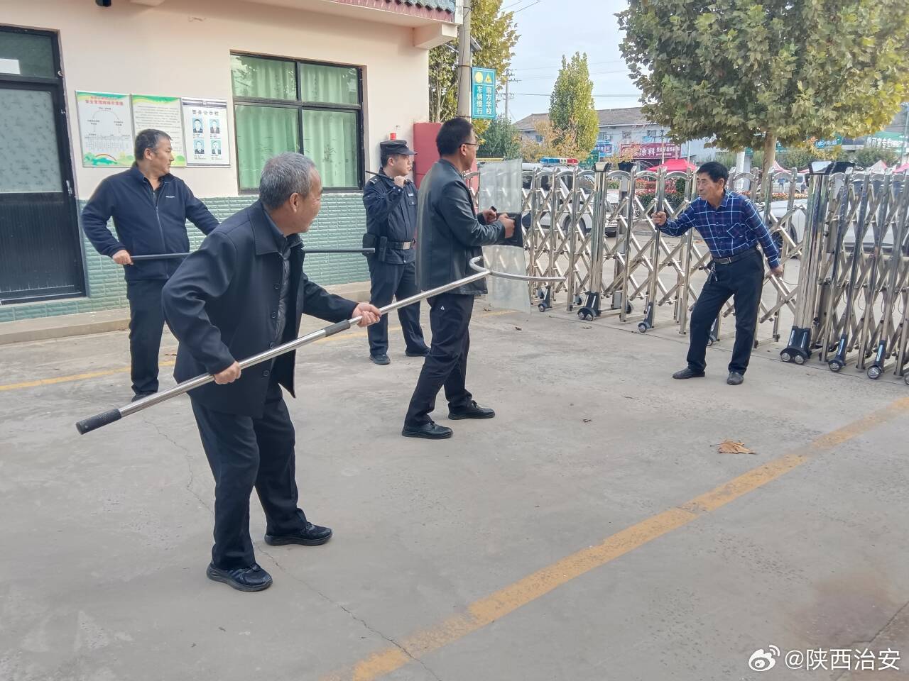 #陕西治安# 【建强最小应急单元 筑牢辖区平安防线】10月22日，渭南合阳和家庄派出所组织民辅警走进辖区校园、银行、医院开展最小应急单元实战培训演练。民警针对性讲解突发暴力冲突、意外险情等各类突发事件的处置流程、预警方式和避险要点。通过实战化演练，夯实基层应急力量，健全“早发现、快处置” ​