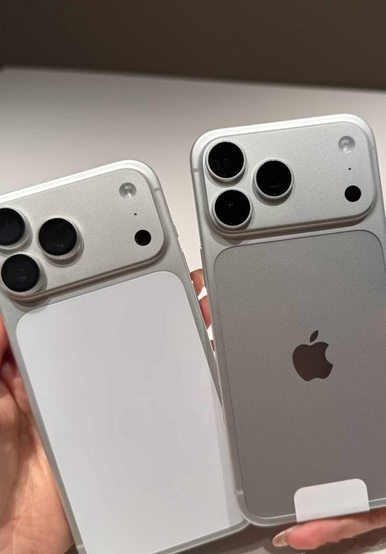 #iPhone[超话]# 17proMax和#iPhone[超话]# 18pro Max不拿出来真的分辨不出来，颜色都一样，只有背板不一样#美国球迷俱乐部[超话]# ​