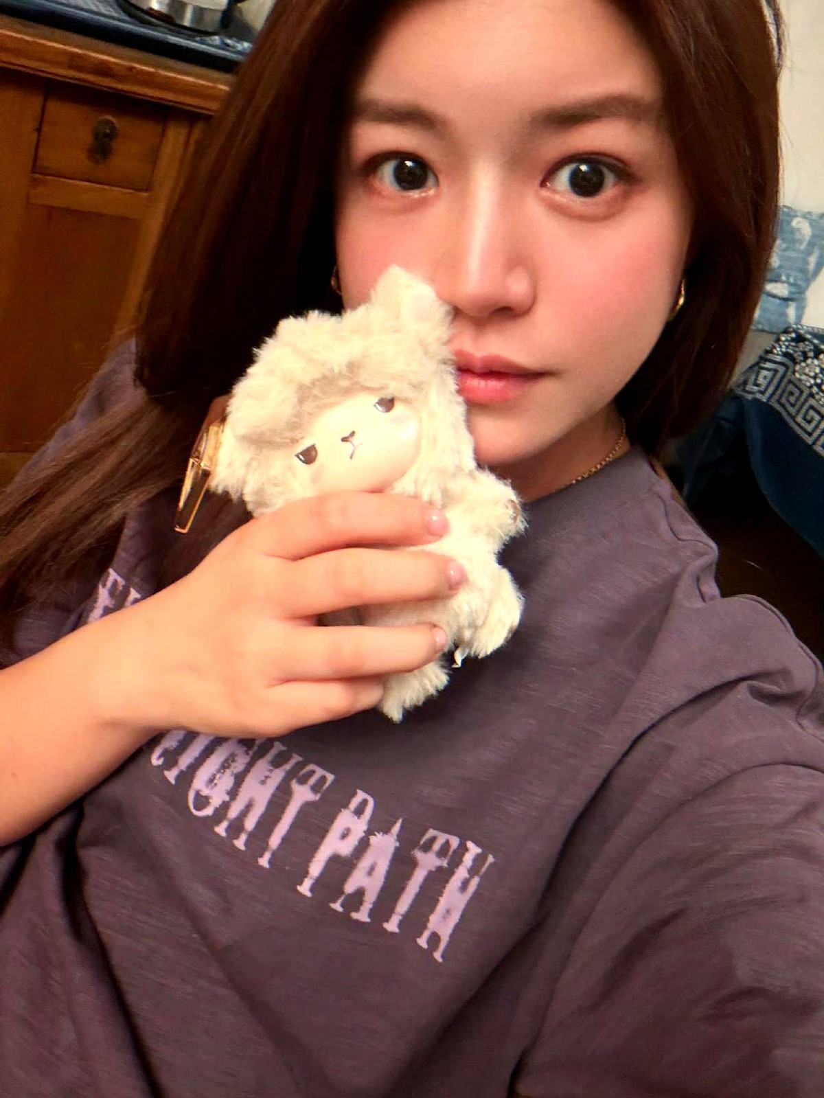 陈妍希、Angelababy、欧阳娣娣，这三个人居然在一张照片里同框了。

9月30日晚陈妍希晒9月生活照。Angelababy 9月24日刚在米兰时装周参加活动，转头就出现在这场饭局里。欧阳娣娣也在，她和陈妍希之前在《我家那闺女2026》就互开玩笑认过“干妈”。

前脚发完聚餐照，10月1日晚陈妍