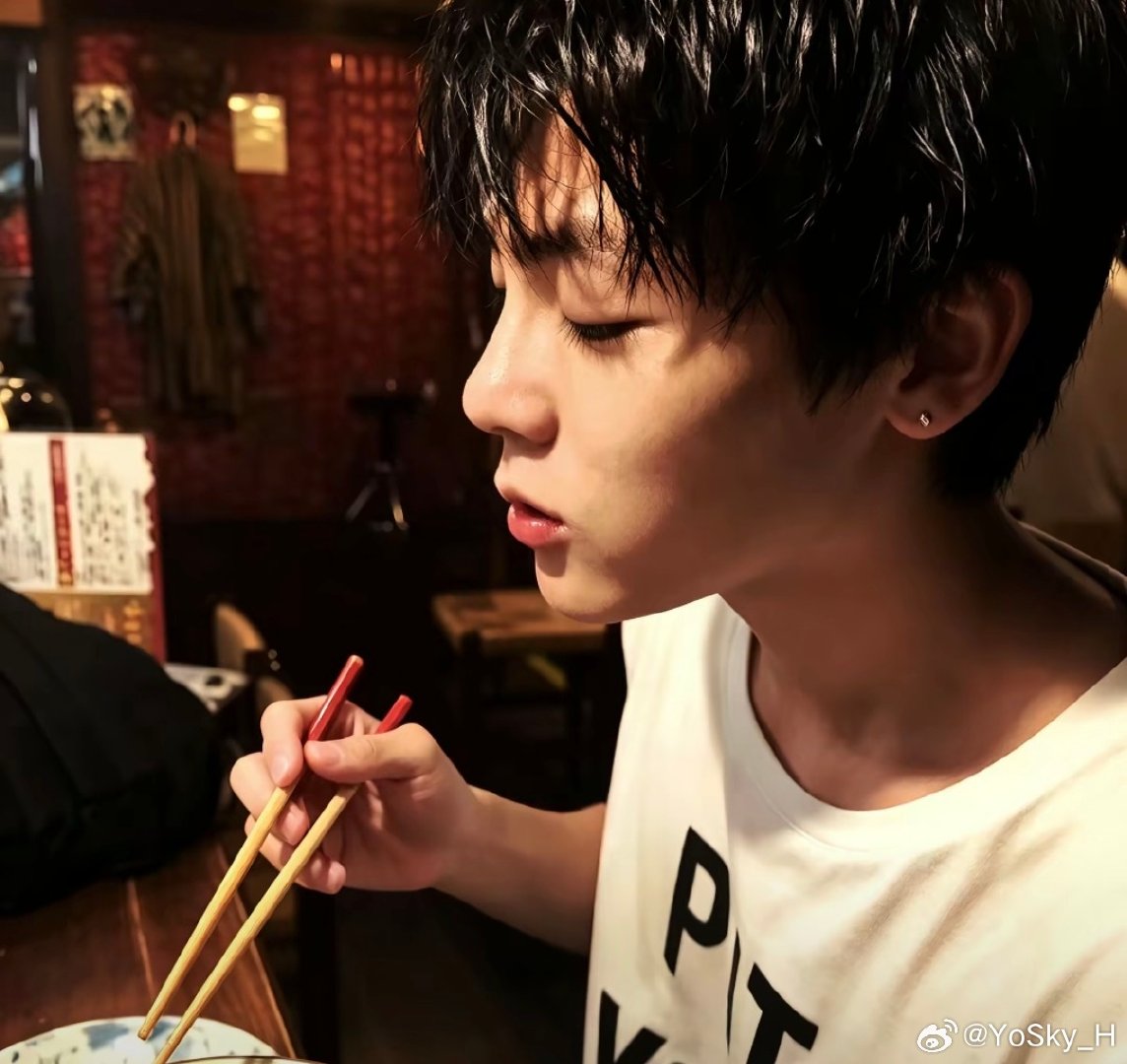 #侯明昊[超话]#  看见你的笑 我就足够！#喜欢你##侯明昊##侯明昊张碧晨唱尽爱而不得# ​