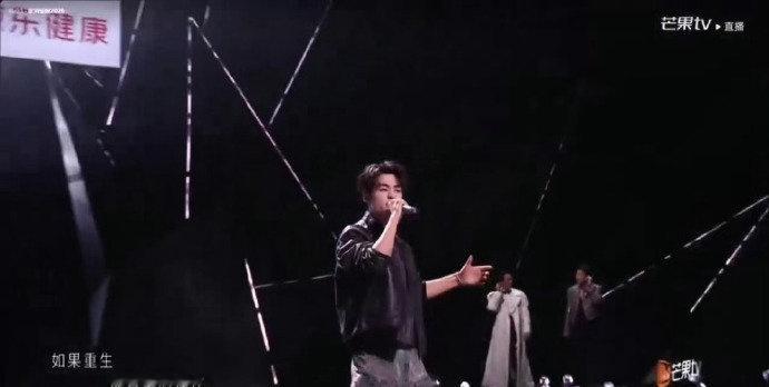 表情管理直播无滤镜考验全方位状态，张卓尔沉浸歌唱，喜怒哀乐写在脸上，完全放飞表情管理。 ​​​