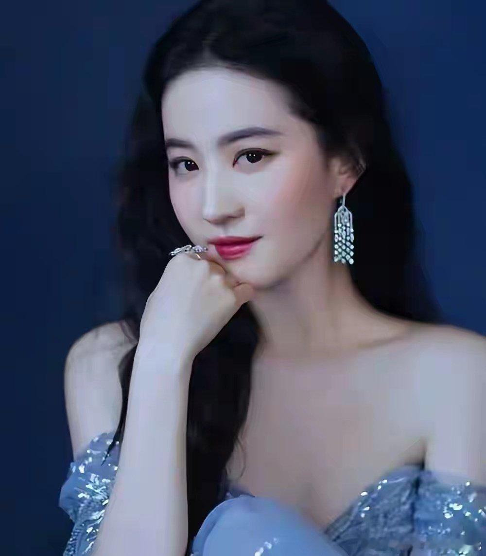 #刘亦菲手握16个现役代言# #刘亦菲 掉代言# 别用一次到期定义商业价值，刘亦菲十六个现役代言，2026六大全球新约，走势依旧很强劲。 ​