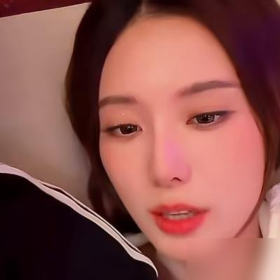 黄子韬直播说半句，徐艺洋手就上来了，直接捂嘴。
她不是作，是怕。黄子韬有哮喘，一激动就喘，更怕他嘴快被人截出去做文章。徐艺洋原话：我限制他，是因为他容易被过度解读。
前几天直播聊王鹤棣，黄子韬刚起个头“不好我们能成兄弟吗”，徐艺洋立马接一句“他非常细心”，把话圆得死死的。合唱《爱错》唱到高潮，俩