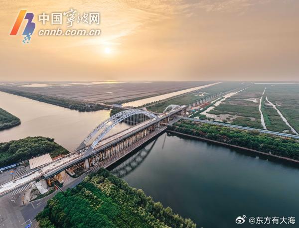 80米简支系杆拱两座拱式结构组成,分别上跨十塘江与沿海大堤,兼具大跨度...