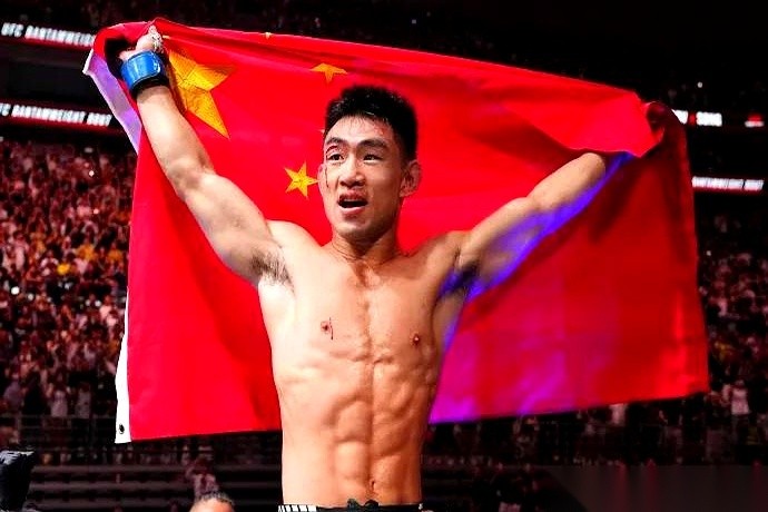 UFC上海站的八角笼里，宋亚东刚拿下一场干脆利落的大胜。按他以往的性子，这会儿早该踩着铁丝网翻出去，跟全场观众嗨翻天了。但他走到笼网边，手刚搭上铁栏杆，又硬生生收了回来。
不为别的，只因为赛前主办方下了死命令：严禁翻越笼网庆祝，谁敢翻，10万美元的花红直接没收。
10万美金，相当于七十多万人民币。就