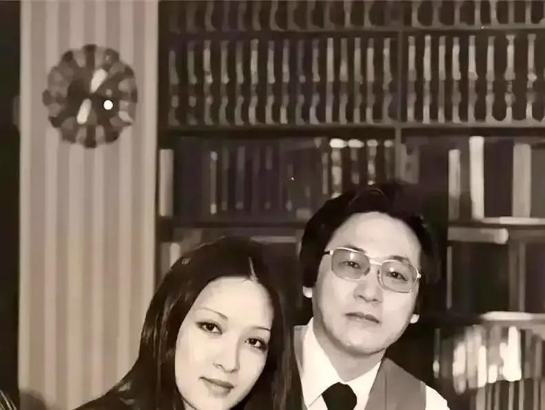 早年有档综艺里，小S现场问谁更好看。这种问题常让人尴尬回避，但李敖没有跟外表较真，而是看见了两个人的气质与选择。他说得很直白：有的人靠冲劲和自信在舞台上活得喧闹，有的人选择沉下心来，过另一种日子。

小S靠那股猛劲拼了二十年，镜头前大声、放得开，最近复出主持，仍然宣称要找“新的自己”，姿态依旧向前。