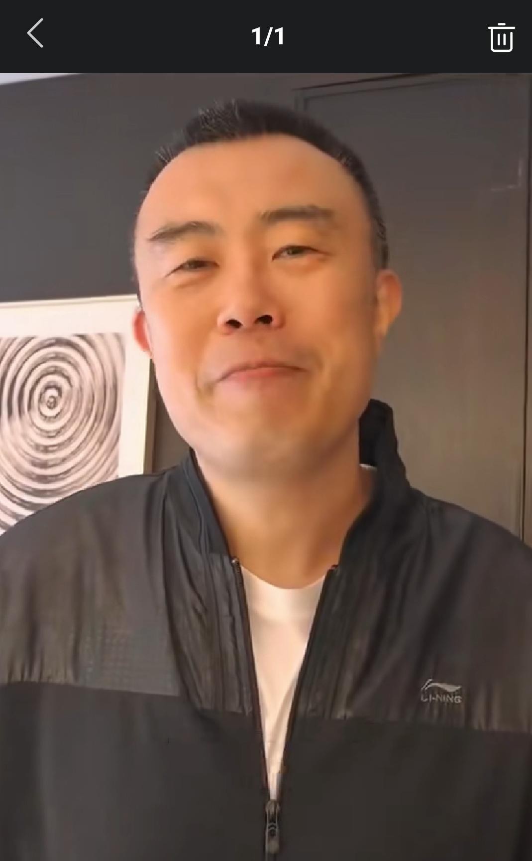韩德君以辽篮副总经理身份聊到赵继伟，说继伟是他们这个时代为数不多还留下的球员，只盼他新赛季健康，把辽宁队精神传下去。镜头前大韩这话很轻，听懂的人都知道分量不轻。当年那批人里，郭艾伦、刘志轩、李晓旭各有各的节点，真正还穿着辽篮一线战袍扛事的，就剩赵继伟一个。他从2013年升上一队，十几年来伤也受过、质