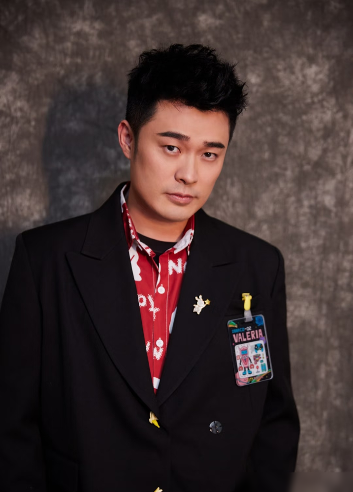 为什么陈赫现在不演戏了？
不是因为他有腰椎滑脱，
也不是他因为演技不好，
而是因为他那张脸，不管演啥，观众都觉得是曾小贤在演。
你根本没法把他和角色联系到一起，跑男、《哈哈哈哈哈》这些综艺上得太多了，他一出来，观众脑子里自动就配上天霸动霸tua的背景音，DNA都刻烟吸肺了。
其实他自己也急