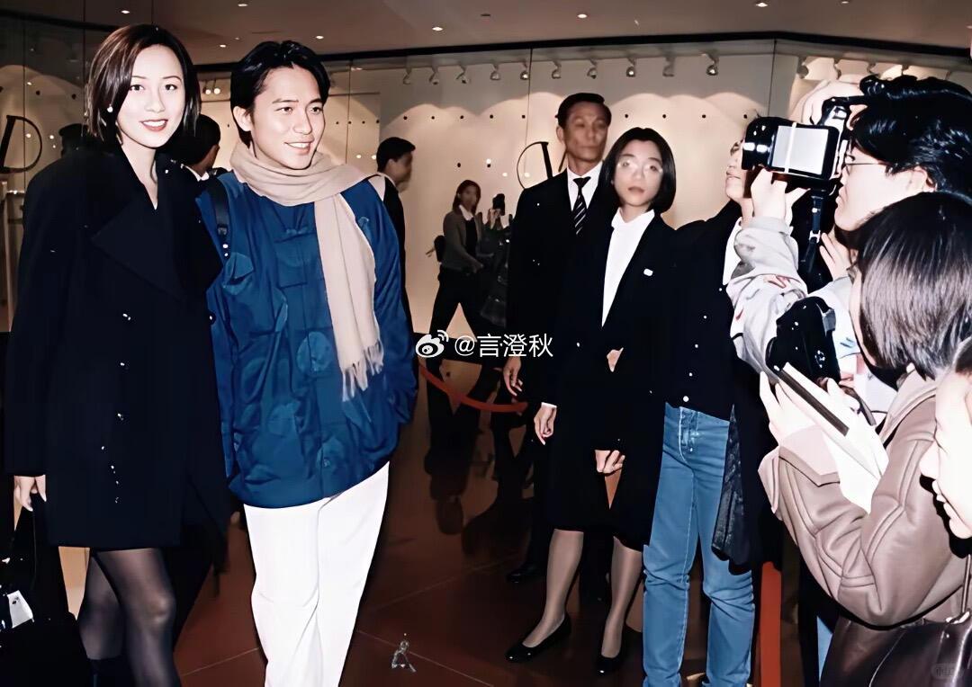 30年前的梁朝伟和刘嘉玲，两人一起参加林青霞大女儿满月酒的画面 ​