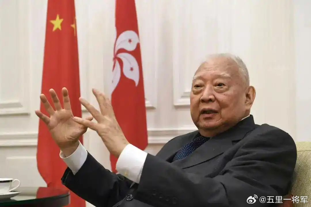 据董建华办公室9月9日凌晨发布消息，全国政协前副主席、香港特别行政区首任行政长官董建华，于2026年9月8日晚10时许，在亲人陪伴下于医院安详辞世，享年89岁。------------资料图为董建华于2021年6月24日接受中新社记者独家专访。记者 李志华 摄 ​​​