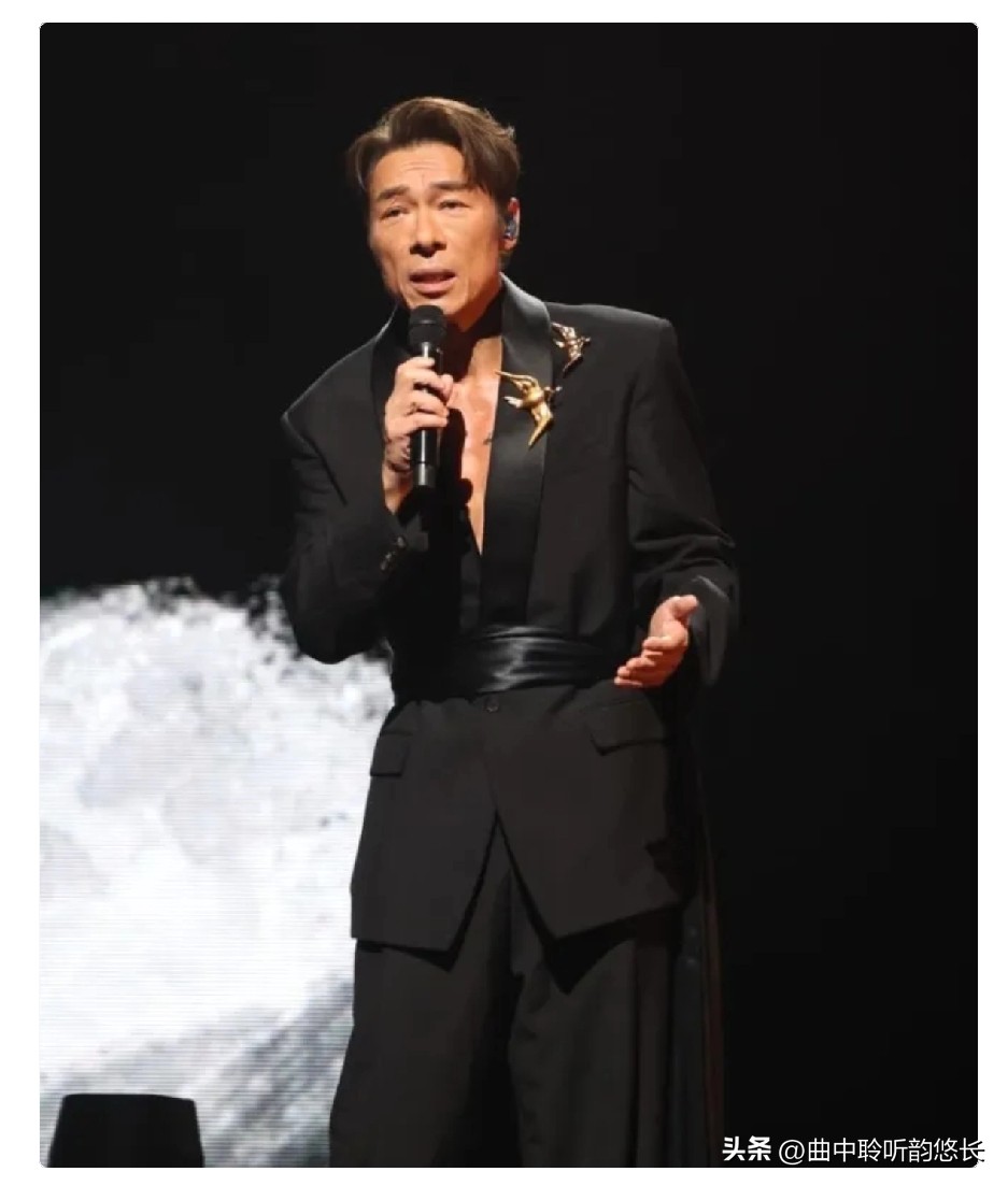 许志安复出开演唱会。
给所有艺人都上了一课。
你可以做错事，可以不红，但是绝对不能没有过硬的实力和人缘。

可看看现场那阵仗，张学友亲手牵他上台，后台摆满刘德华、郭富城送的花篮，连佘诗曼都在台下坐着。

这哪里是简单的复出，分明是给娱乐圈上了一课。

“实力”这东西，真是硬通货。四十年的功底，几十首