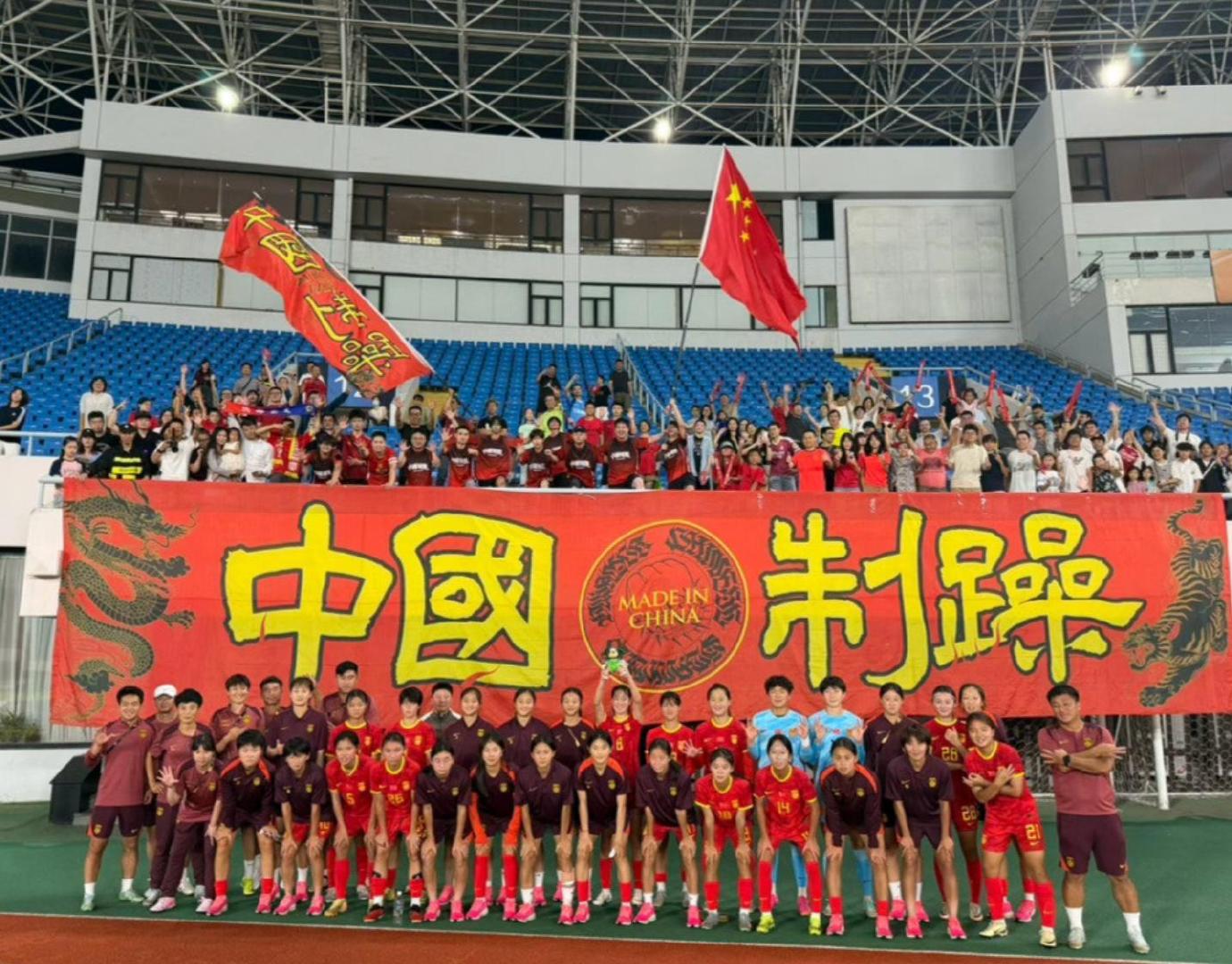 #中国女足5比0皇马#5:0！2026上海明日之星冠军杯，中国U17女足面对欧洲青训劲旅皇马U17女足，整体占优，依靠高位逼抢持续向对手后场施压，赵思晴完成梅开二度，方珍珠上演“帽子戏法”，最终将比分锁定为5:0。 ​