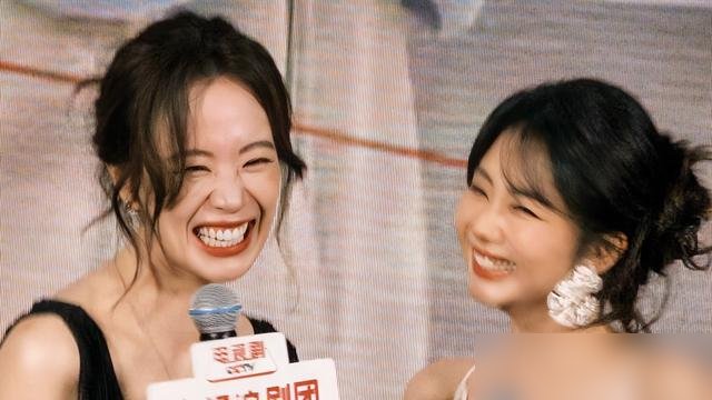 李梦演个反派下线，硬是把谭松韵的女主风头抢了。
《兰香如故》里赵星棠临终交证据那场戏，雪地里几句话，弹幕全在刷“舍不得”。谭松韵那边呢，16岁演到80岁，白发妆一化6个小时，光替看着都哭，热度破22000，结果网友讨论的却是圆房。
说白了，一个靠角色狠劲让人记住，一个靠跨度苦功让人佩服。但身边男