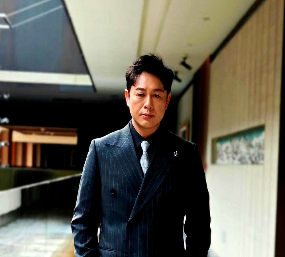 马伊琍问张颂文想不想当导演，他想都没想，直接一口回绝。

他说，自己伺候不了那么多人。剧组里灯光、剧本、道具，哪个环节出了岔子，最后板子都得打在导演一个人身上。脾气再好也得憋着，只想安安静静演好戏。

这话算是点醒了不少人。看看郭涛，自己导的戏3.1分。吴镇宇，3.6分。还有邓超、黄磊，哪个不是实力