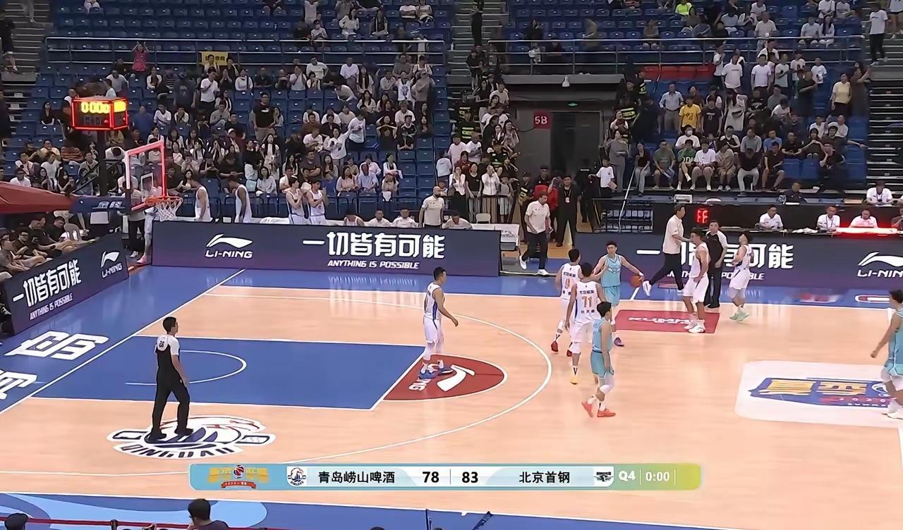 #CBA夏季联赛青岛站落幕#2026年CBA夏季联赛青岛站决赛落下帷幕，北京首钢男篮以83比78力克青岛男篮，以全胜战绩摘得本站赛事冠军。

本站夏季联赛北京男篮在小组赛分别战胜了山东队、福建队、辽宁队，半决赛力克山西男篮闯入决赛。决赛北京队派出雷蒙、塔瑞克、张知垚、张鹏珲、孙亚辉首发，比赛一开始 ​