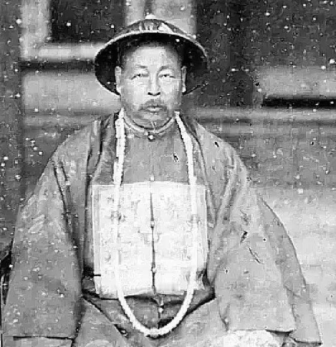 左宗棠灭掉阿古柏叛乱后，活捉了他四个孙子。清廷当即下旨，要将这四个孩子全部阉割。关键时刻左宗棠接连上奏陈情：稚子何辜！如今再看，才懂他的眼光有多高明。🍁
 
传旨的太监刚走，左宗棠就把那份硃批的谕旨压在了砚台下。幕僚们围上来，声音压得极低：“大帅，这可是铁律……抗旨是灭门之罪啊。”左宗棠没说话，走到