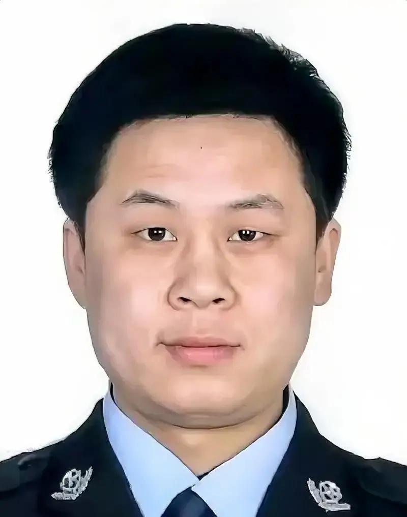 杨俊岗，1980年8月出生，男，汉族，生前系河南省安阳市林州市公安局开元派出所四级警长。

2021年9月2日，杨俊岗同志因连续超负荷工作晕倒在岗位上，送医后抢救无效，不幸因公殉职！
2003年12月参加公安工作，成为一名基层民警。在职期间，爱岗敬业，任劳任怨，牢记为人民服务的工作宗旨，恪尽职守，高