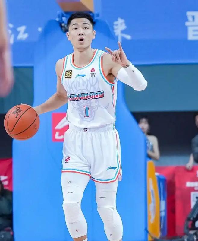 中国男篮队宣布本期集训人员调整：运动员高诗岩（山东高速）、冯傲（新疆广...