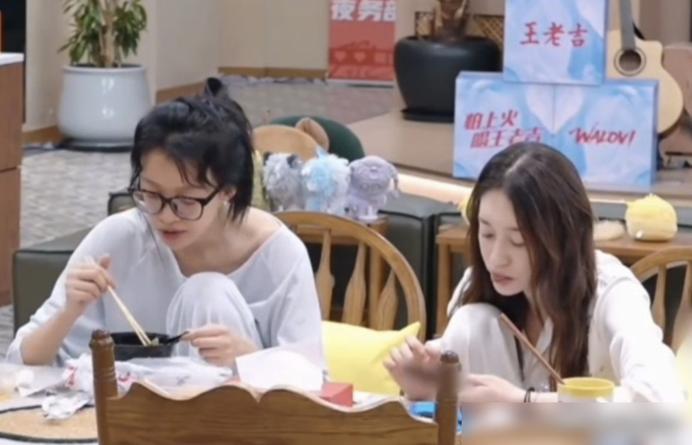 孙怡那张机场素颜生图，谁看谁愣一下，暖黄皮、唇色发紫，跟红毯上那个白到发光的人完全对不上号。
黄明昊在综艺里直接写她妆前一个人，妆后一个人，她当场锁定笔迹，回了一句：见过我卸妆的只有你。笑着把话头摁死，没辩解，也没翻脸。
更狠的是拍《爱情笑话》，导演嫌她太漂亮，不让她化妆。她干脆洗脸就上，全片素