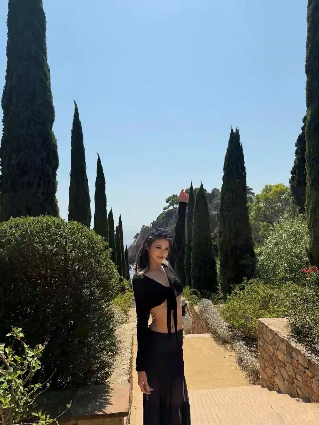 汪峰大女儿晒度假照，21岁小苹果大秀纤细蛮腰，身材气质堪比超模 ​