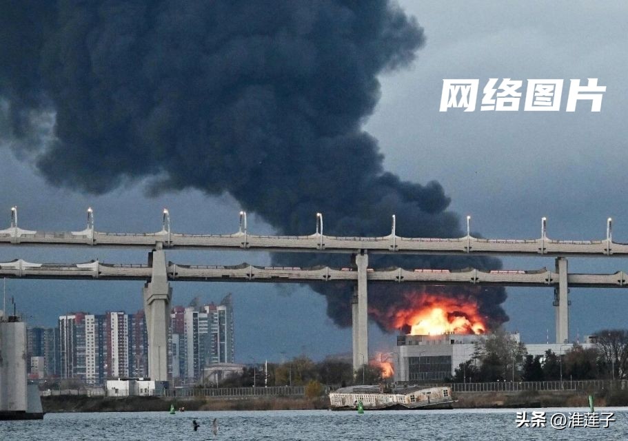 乌军无人机突袭圣彼得堡，此地是普京家乡
 
当地时间10月18日，乌克兰发起大规模无人机饱和袭击，目标为圣彼得堡。圣彼得堡是普京的出生地，也就是普京的家乡。

本次打击目标为石油码头、炼油厂、电商仓库、VK社交平台数据中心，并非针对普京个人住所。俄方防空系统拦截大量无人机，仍有部分命中目标引发火情，