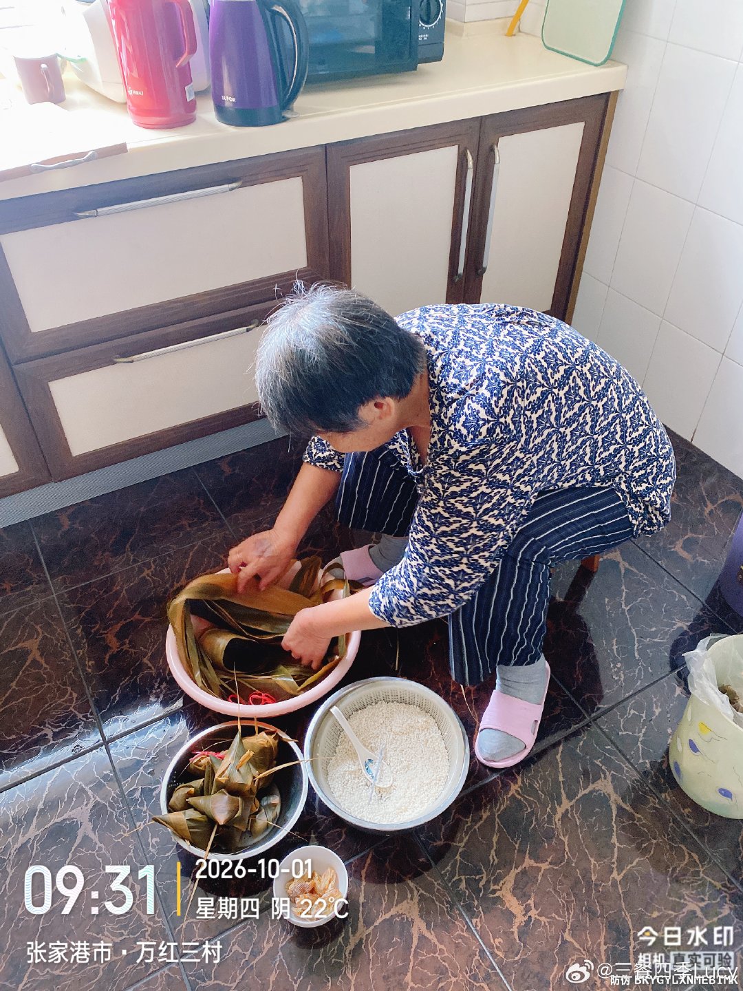 国庆节，没下雨了，挺好，出门方便！
睡饱了起床，先买了妈妈要的豆沙馒头，然后带妈去打流感疫苗，再买了腊鸡腿🍗和水果，回家跟妈妈一起包粽子，煮粽子！
今天没有忙着做饭，应女儿的要求，清冰箱的红烧肉，她炒了个青菜，还有我们大爱的糖芋头，吃得挺舒服😌 ​
