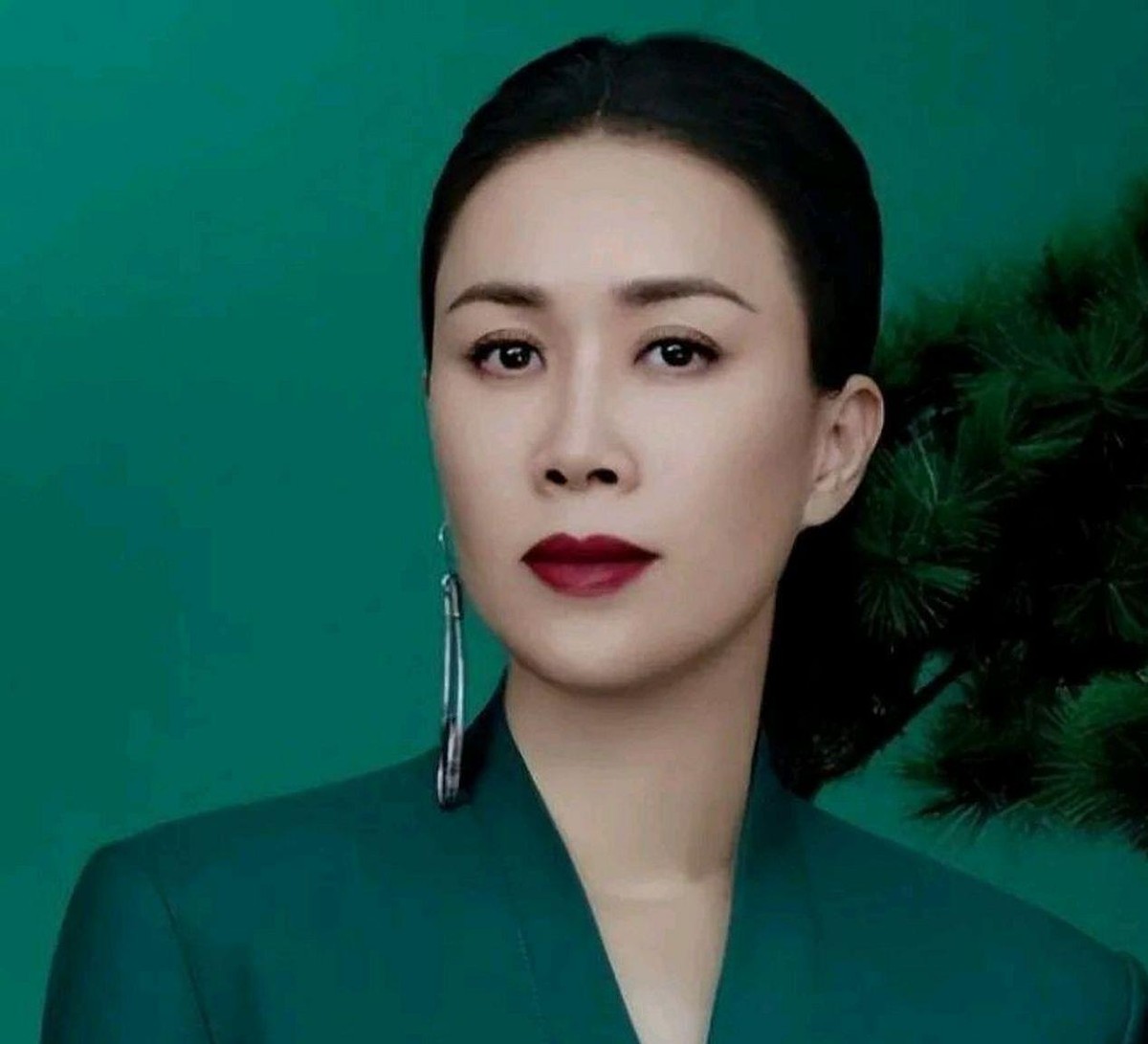 那英当年承认，自己对师姐毛阿敏有过羡慕，甚至嫉妒。那时毛阿敏已经凭《绿叶对根的情意》《思念》红遍全国，那英还只是谷建芬培训班里的新人。谷建芬有时会把新歌先交给那英试唱，觉得合适后，再让毛阿敏正式录制。那英心里很不平衡，觉得自己也是学生，凭什么好歌总轮不到自己。后来谷建芬解释，这样安排既考虑声音特点，