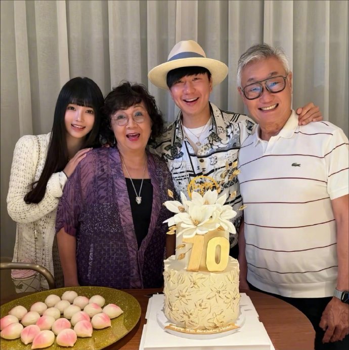 #林俊杰对七七说不要害羞#
林俊杰和七七真的好甜蜜好幸福呀，林俊杰演出七七和妈妈就在台下一起观看，两个人相处很融洽，之后被拍到牵手逛街，两个人也是第一次被镜头拍到牵手，还贴心告诉她不用害羞，林俊杰真的好爱七七 ​#娱乐[超话]# ​