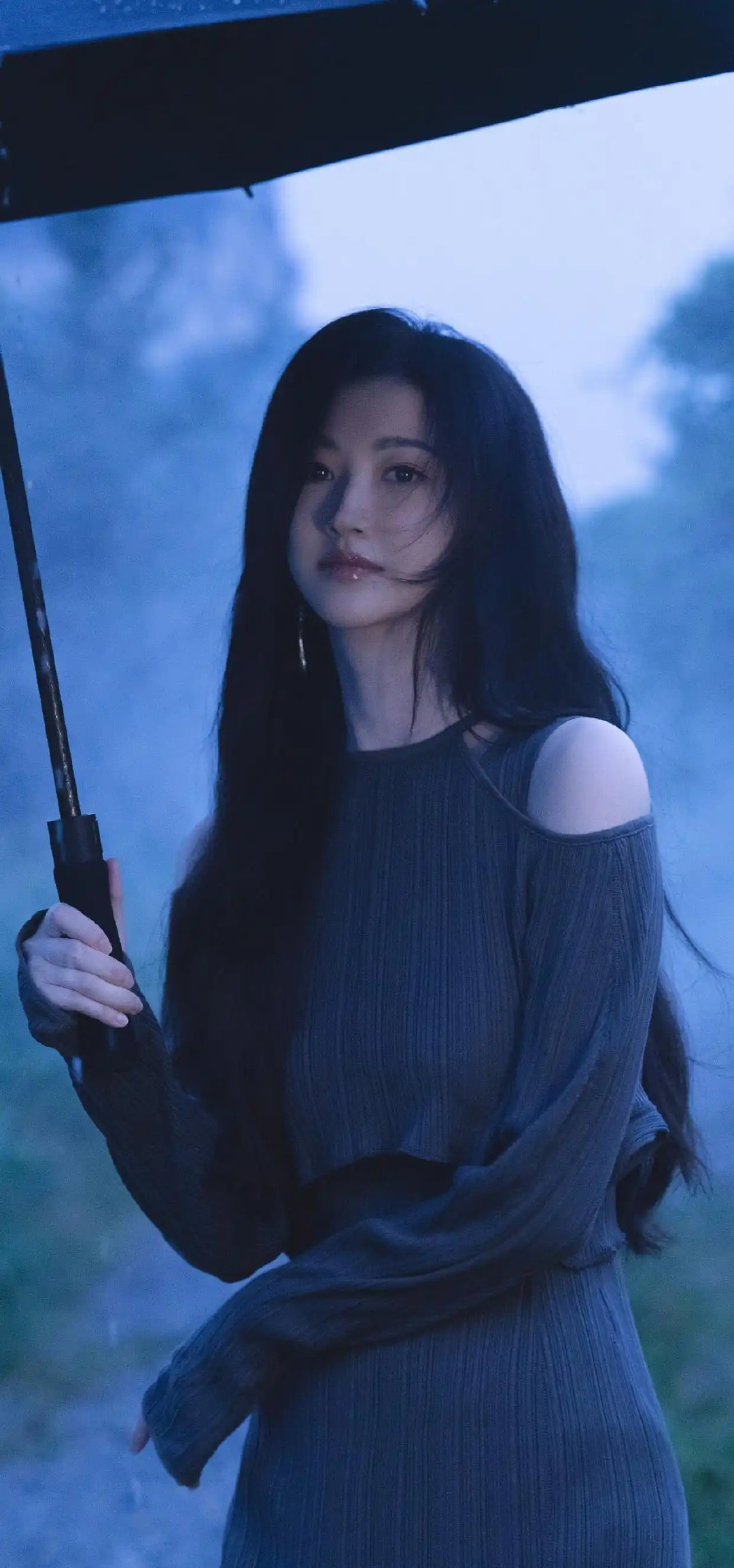 景甜撑伞云雾山径漫步，美得如仙，甜得让人心醉！ ​