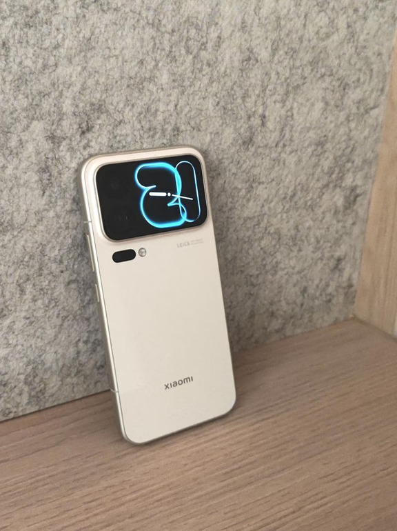 小米18 Pro 系列升级盘点：背屏+AI防窥屏成最大黑马？
	
先上总结：
小米18 Pro 系列这次的升级逻辑非常清晰——不再单纯卷硬件堆料，而是精准狙击用户痛点，“体验派”旗舰。核心升级：小直屏+纯平背板、AI防窥屏、背屏交互、徕卡影像。
	
核心升级拆解：
🟢 1. 工业设计：告别跷跷板
6.4寸黄金小直屏，单手握持极佳。摄像头模组做平，放桌上不摇晃
🟢 2. AI防窥屏：本代最大黑科技
彻底淘汰物理防窥膜。支持聊天、密码、工作文件的局部/分屏防窥；无百叶窗噪点，不累眼、无色差，不影响屏幕素质。
🟢 3. 背屏交互：实用性大增
新增“背单词”功能，通勤碎片化时间随看随背；支持DIY专属痛机。
🟢 4. 徕卡影像：小白也能出大片
无惧复杂光源，明暗对比层次感强。徕卡色彩直出，告别复杂的的摄影教程，随手拍即是氛围感。
	
💡 总结：
AI防窥屏拿下了职场隐私保护制高点，徕卡影像与背屏提供情绪价值。一台极具特色、懂直屏党和打工人的全能旗舰。
	
#小米18Pro #数码...