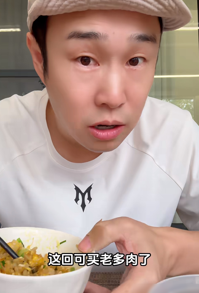 五袋排骨炖了三袋，端上桌五分钟，连汤带肉全没了，小沈阳愣是一块没吃着。
他就捧着碗粥站在旁边，看《披荆斩棘2026》那帮弟弟曾辉、颜安、唐九洲、管健嘉晨往死里造。管健嘉晨吃得噼里扑噜响，颜安囫囵吞枣，筷子都带风。
小沈阳当场自嘲：体会到养儿子的感觉了，庆幸自己生的是闺女。转头又后悔，早知道那两袋